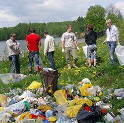 В Новополоцке городе принята программа по обращению с отходами на 2008–2012гг. и рабочий план по организации раздельного сбора мусора на 2009 год. В исполнение этих документов Новополоцкое КУП ЖКХ, горком БРСМ и отдел по делам молодежи горисполкома провели акции по уборке территорий