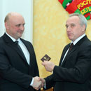 Николай Шерстнёв вручает Дмитрию Демидову удостоверение председателя горисполкома. Фото Николая Авсеева, "Новополоцк сегодня"